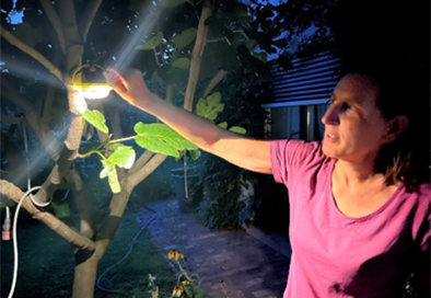 Erika vom Weltladen Laa freut sich über ihr hübsches Gartenlicht