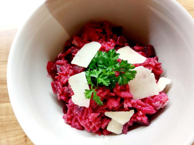 Rote-Rueben-Risotto_in_fairer_Keramik